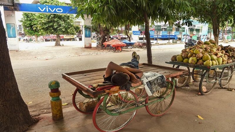 मोबाइल ऐप किया गया लॉन्च
इस योजना को और भी बेहतर और कारगर बनाने के मकसद से सरकार ने इसके लिए एक मोबाइल ऐप लॉन्च किया है। यह ऐप गूगल प्ले स्टोर से डाउनलोड किया जा सकता है। इस ऐप में वे सभी फीचर्स हैं, जो पीएम स्वनिधि के वेब पोर्टल में हैं।
(फाइल फोटो)