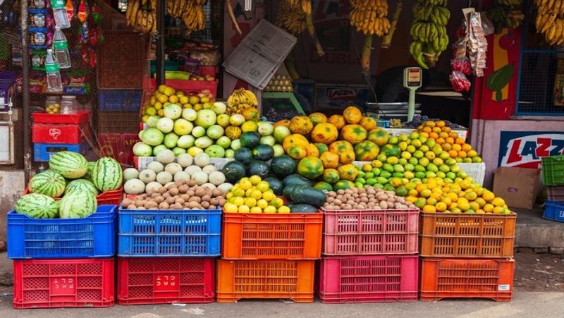 क्या है प्रॉसेस
इस योजना के तहत लोन लेने के लिए सबसे पहले इसकी ऑफिशियल वेबसाइट http://pmsvanidhi.mohua.gov.in/ पर जाना होगा। वहां होम पेज पर 'प्लानिंग टू अप्लाई फॉर लोन' दिखेगा। इसमें इससे जुड़े तमाम नियम होंगे। इस पेज से फॉर्म डाउनलोड कर फॉर्म में सभी जानकारी भर दें। इसके बाद एप्लिकेशन के साथ सभी जरूरी दस्तावेजों को अटैच करना होगा।
(फाइल फोटो)