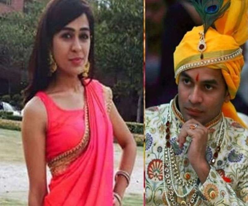 नीतीश कुमार ने वर्चुअल रैली में ऐश्वर्या के कथित उत्पीड़न का मुद्दा उठा दिया है। माना जा रहा है कि पारिवारिक झगड़े के बहाने जेडीयू लालू के खिलाफ जनता की सिंपैथी बटोरने का प्रयास करेगी। ऐश्वर्या-तेजप्रताप के रिश्ते शादी के 6 महीने बाद ही खराब हो गए थे। मामला इतना बिगड़ा कि अदालत तक पहुंचा। सड़कों पर भी लालू फैमिली का ड्रामा दिखा। विवाद में दोनों पक्षों ने एक-दूसरे के खिलाफ केस दर्ज कराया है।
(फाइल फोटो)