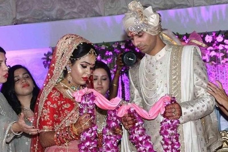 खबरों के मुताबिक तेजप्रताप को डर है कि महुआ से अगर ऐश्वर्य चुनाव लड़ती हैं तो खतरा बढ़ जाएगा। हालांकि इस मामले पर तेजप्रताप ने स्वीकार नहीं किया है। लेकिन, मामला साफ होता नजर आ रहा है।
(फाइल फोटो)
