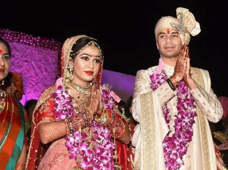 चर्चाओं के मुताबिक जनता में तेजप्रताप को लेकर काफी नाराजगी है। बावजूद इसके कि वो यहां अब तक कई दौरा कर चुके हैं। हसनपुर विधानसभा क्षेत्र में मुस्लिम-यादव समीकरण सटीक है। इस वजह से यहां से तेजप्रताप की उम्मीदवारी काफी हद तक सुरक्षित मानी जा रही थी। पिछले दिनों रिम्स में लालू से उनकी मुलाक़ात की एक वजह इसे भी माना गया।
(फाइल फोटो)