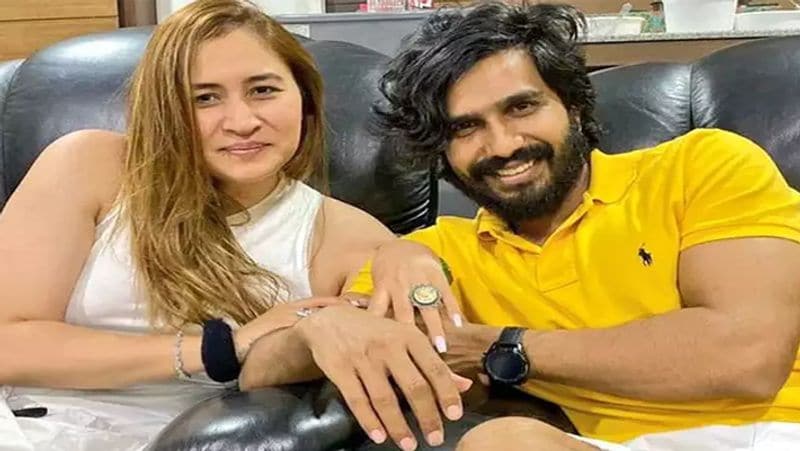 ज्वाला गुट्टा ने खुद सोशल मीडिया पर तस्वीरें शेयर कर फैंस और चाहने वालों को यह खुशखबरी दी है, जिसके बाद से लगातार लोग उन्हें बधाई दे रहे हैं।