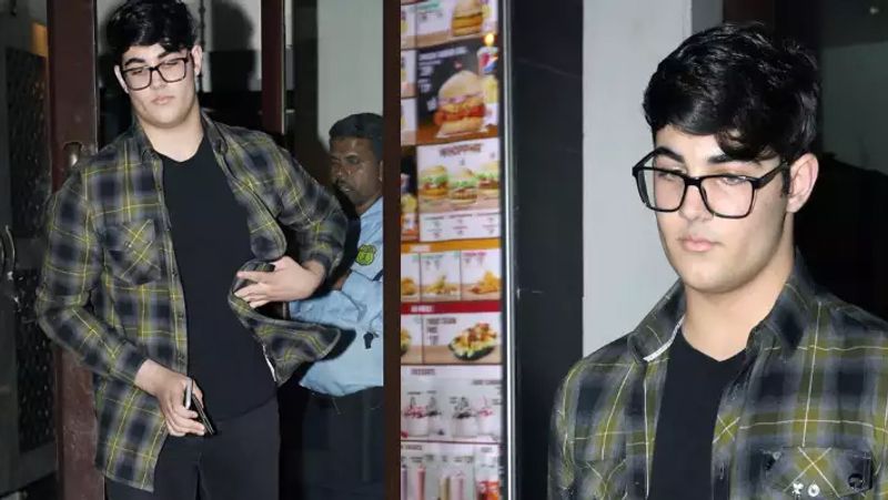 उन्होंने कहा- वह किसी को भी यह नहीं बताना चाहता है कि वह मेरा बेटा है। वो इंडस्ट्री की चकाचौंध से दूर रहना चाहता है। 