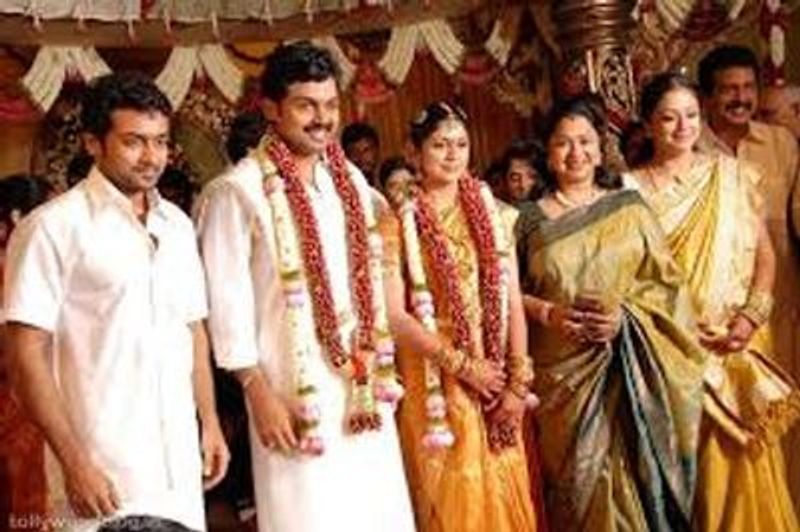 నటి రాధిక కుటుంబ సమేతంగా వచ్చి వధూవరులను ఆశీర్వధించారు.