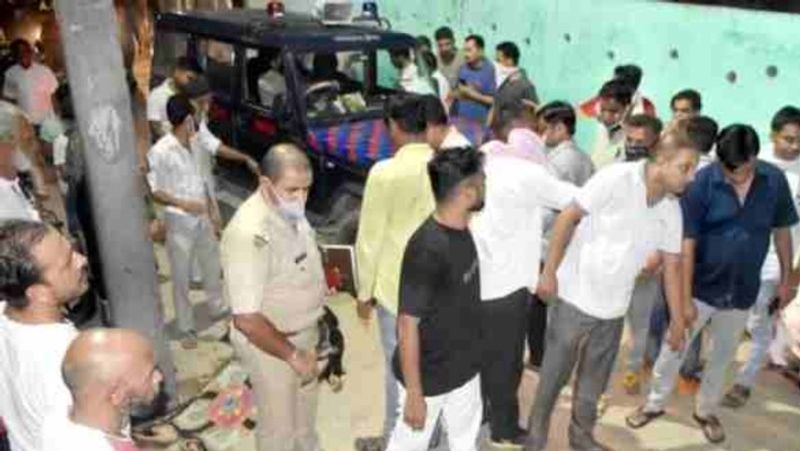 सोमवार शाम नाजिया के पिता ने उसे वीडियो कॉल किया और दमाद के साथ रात को घर आने को कहा। पिता का बदला रवैया देख बेटी काफी खुशी थी, वह अपने पति से कहती देखो मैंने कहा था ना एक दिन अब्बू जरूर हमको माफ कर देंगे। लेकिन उसको यह पता नहीं था कि आज उसका आखिरी दिन है। जिस पिता ने पाल पोसकर बड़ा किया वो ही उनकी हत्या करने वाला है।
