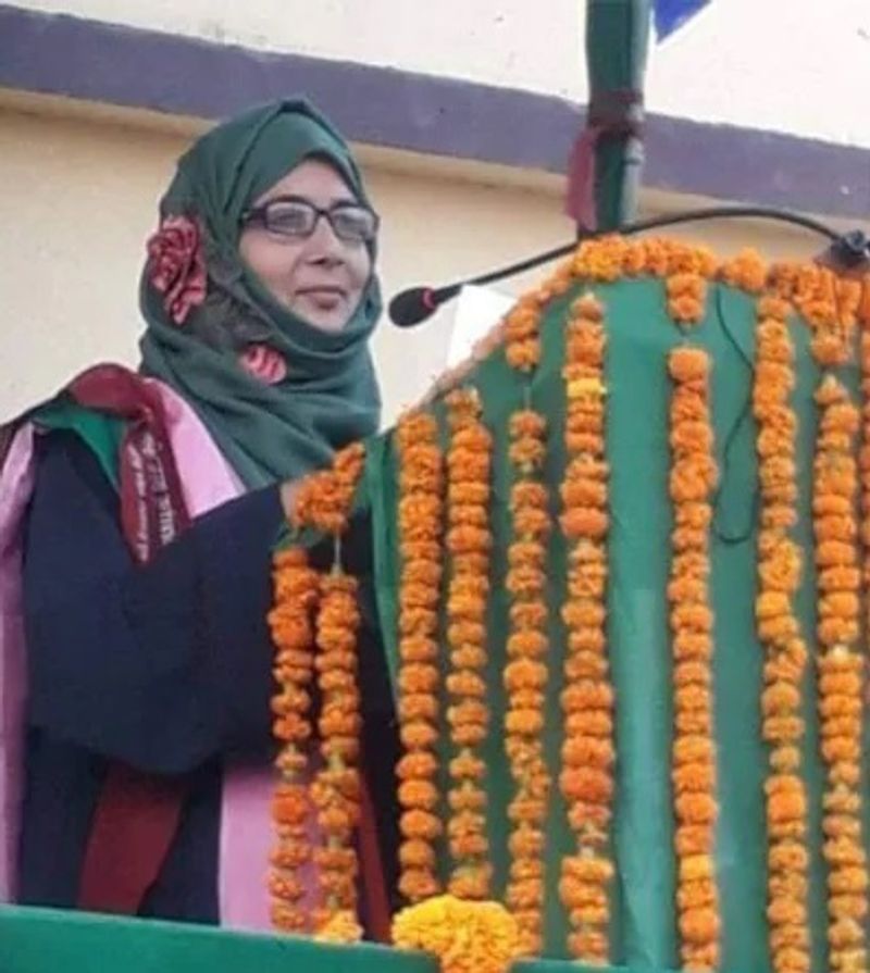 निर्वाचन आयोग ने शहाबुद्दीन के चुनाव लड़ने की रोक लगा दिया है। ऐसे में आरजेडी उनकी पत्नी हिना शहाब को हर बार चुनाव में टिकट देती है। लेकिन, वो कभी जीत नहीं पाई। बता दें कि राजद ने 2009 में हुए लोकसभा चुनाव में शहाबुद्दीन की पत्नी हीना शहाब को सिवान से टिकट दिया था। लेकिन, वह निर्दल चुनाव लड़ रहे ओमप्रकाश यादव से करीब 60 हजार वोटों से हार गई थी।