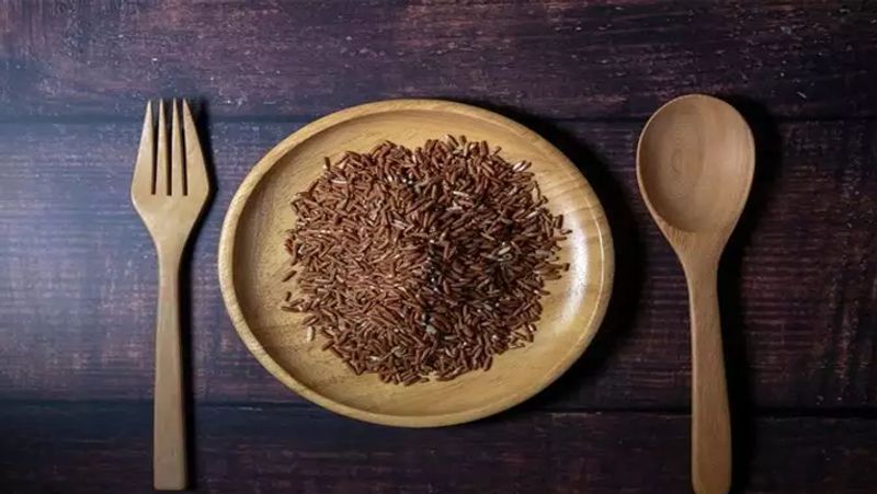 ब्राउन राइस में वाइट राइस की तुलना में ज्यादा फाइबर पाए जाते हैं। ये हमारे मेटाबॉलिजम बेहतर बनाता है। जो लोग वजन घटाना चाहते हैं उनके के लिए ब्राउन राइस खाना फायदेमंद होता है। 