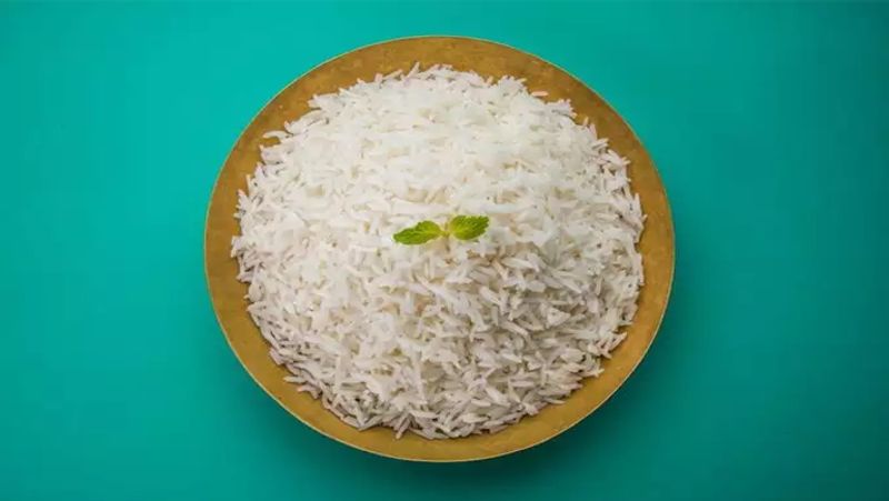 ब्राउन राइस की तुलना में वाइट राइस में ग्लाइसेमिक इंडेक्स बहुत ज्यादा होता है। जिसका मतलब है कि सफेद चावल आपके शरीर को ग्लूकोज देता है, जिससे ये एनर्जी का बेस्ट सोर्स बन जाता है।