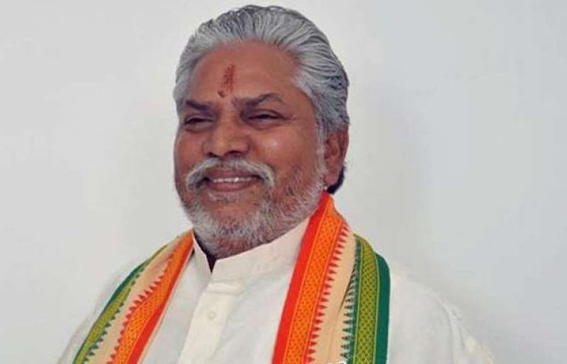 नीतीश कुमार के फैसले को आगामी विधानसभा चुनाव से जोड़कर देखा जा रहा है। हालांकि इस पर सवाल उठने लगे हैं। यहां तक कि बिहार सरकार में कृषि, पशुपालन एवं मत्स्य विभाग के मंत्री व बीजेपी नेता प्रेम कुमार ने भी ऐतराज जताया। उन्होंने एक इंटरव्यू में कहा कि योजना अच्छी है, लेकिन इसका लाभ एसएसी-एसटी के साथ ही अन्य समाज के लोगों को भी मिलना चाहिए।

