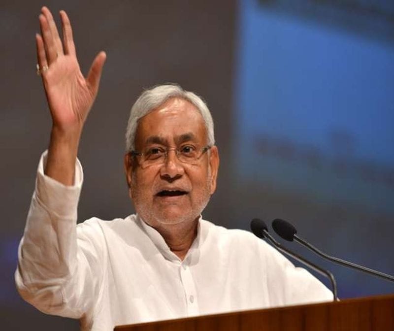 दूसरी वजह यह है कि नीतीश मंत्रियों या नेताओं पर एक हद से ज्यादा इसलिए भी भरोसा नहीं करते क्योंकि सरकार या पार्टी में अपने सामने दूसरे बड़े चेहरे को वो नहीं दिखाना चाहते। अफसरों के मुक़ाबले मंत्रियों को कम तवज्जो देने की वजह नियंत्रण बनाए रखने की कोशिश है। अफसरों से राजनीतिक बगावत का खतरा तो बिल्कुल ही नहीं रहता है। 