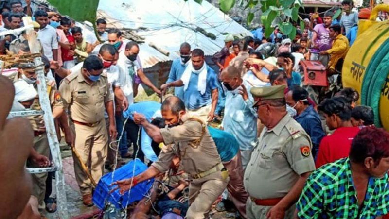 इसके बाद पुलिस को सूचना दी गई, मौके पर पहुंची फायर ब्रिगेड की टीम ने उन्हें बाहर निकाला। बताया जा रहा है कि जिस वक्त सभी को बाहर निकाला गया उस वक्त तीन लोगों की साँसे चल रही थीं।