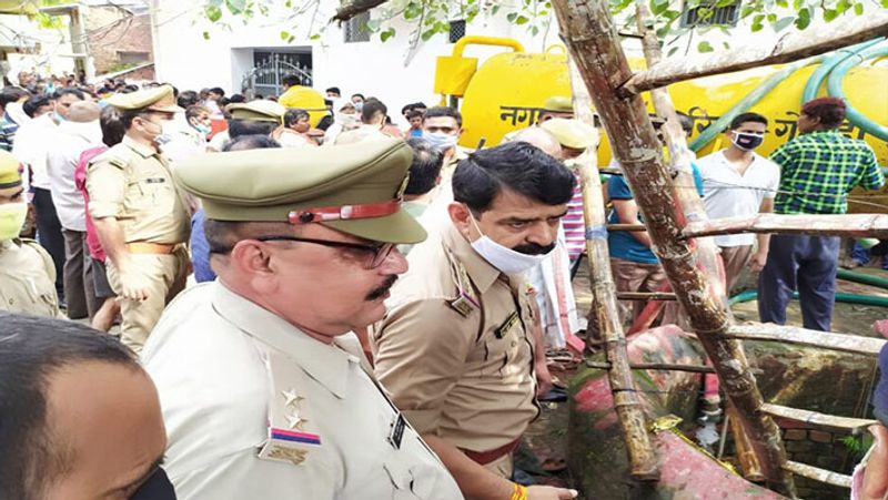 सभी को तुरंत अस्पताल पहुंचाया गया, जहां डॉक्टरों ने सभी को मृत घोषित कर दिया। फिलहाल पुलिस ने सभी शवों को पोस्टमार्टम के लिए भेजा है।