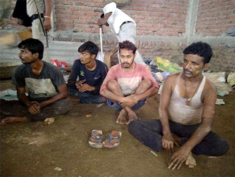 एसटीएफ ने फैक्ट्री में पिस्टल बनाने के उपकरण और मशीन बरामद किए गए हैं। पुलिस ने मौके से चार लोगों को गिरफ्तार किया है। सभी पिस्टल बनाने वाले मुंगेर के रहने वाले हैं।

