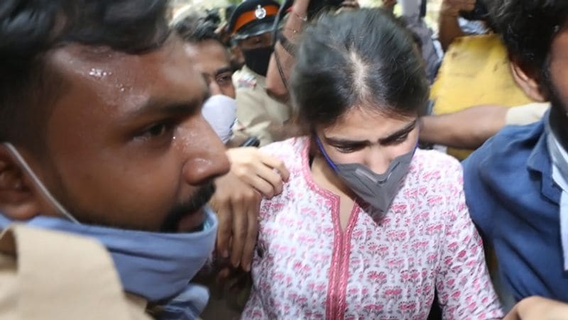 सूत्रों के मुताबिक रिया चक्रवर्ती ने खुद ड्रग्स लेने की बात नहीं मानी। हालांकि, ड्रिंक करने और स्मोकिंग की बात उन्होंने कबूल की। रिया का कहना था कि उन्होंने जो कुछ भी किया सुशांत के लिए ही किया।