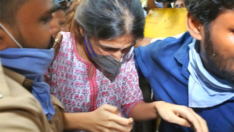 रिपोर्ट्स के मुताबिक, रिया चक्रवर्ती से मंगलवार को जब एनसीबी के ऑफिस में पूछा गया कि अगर सुशांत बीमार थे तो वो उन्हें ड्रग्स क्यों देती थी? इस सवाल को सुनकर रिया बेहद परेशान हो गईं और उनकी जुबान लड़खड़ाने लगी। यहां तक कि उनके मुंह से एक भी शब्द नहीं निकला।