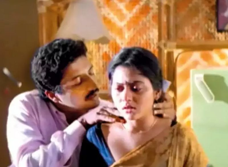 பிரகாஷ் ராஜ் அந்த சமயத்தில் டூயட் படத்தில் பணியாற்றியுள்ளார். அப்போது வசந்திடம் கே.பாலச்சந்தர் தான் பிரகாஷ் ராஜை அறிமுகம் செய்து அந்த வில்லன் கதாபாத்திரத்திற்கு சரியாக இருப்பார் என பரிந்துரைத்துள்ளார். ஷூட்டிங்கில் பிரகாஷ் ராஜின் நடிப்பு வசந்திற்கு பிடித்து போக அவரும் ஓ.கே.சொல்லியுள்ளார். 