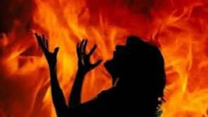 Youth Try to kill Woman Over Not Accepting His love in Vijayawada Youth Try to kill Woman Over Not Accepting His love in Vijayawada