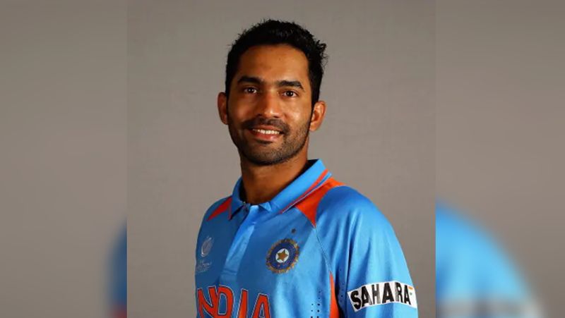 दिनेश ने 2002 में अपना पहला फर्स्टक्लॉस क्रिकेट खेला था। अंडर-19 वर्ल्ड कप 2004 में शानदार परफॉर्मेंस के बाद उनका चयन इंडिया की वनडे और टेस्ट टीम में हो गया।
