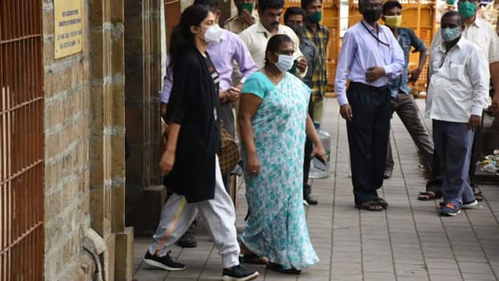 sushant singh rajput case Rhea Chakraborty being taken to Byculla jail by NCB KPP sushant singh rajput case Rhea Chakraborty being taken to Byculla jail by NCB KPP