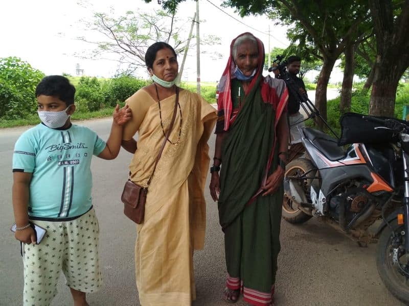 Subdivisional Officer Returning Property to Old Age Woman in Haveri