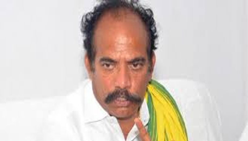 ఇక తెలుగుదేశం నేత జవహర్ అముల్ కోసమే నరేంద్ర అరెస్ట్ అంటూ జగన్ మీద మండిపడ్డారు. సహకార రంగాన్ని నిర్వీర్యం చేయటంలో భాగంగానే అరెస్ట్ చేశారని, నోటీస్ లు ఇవ్వకుండా అరెస్ట్ ఏంటని ప్రశ్నించారు. ఇది ఏ రాజ్యాంగంలోనిదో జగన్ చెప్పాలని డిమాండ్ చేశారు. జగన్ పాలనతో ప్రజాస్వామ్యం ప్రమాదంలో ఉందన్నారు.