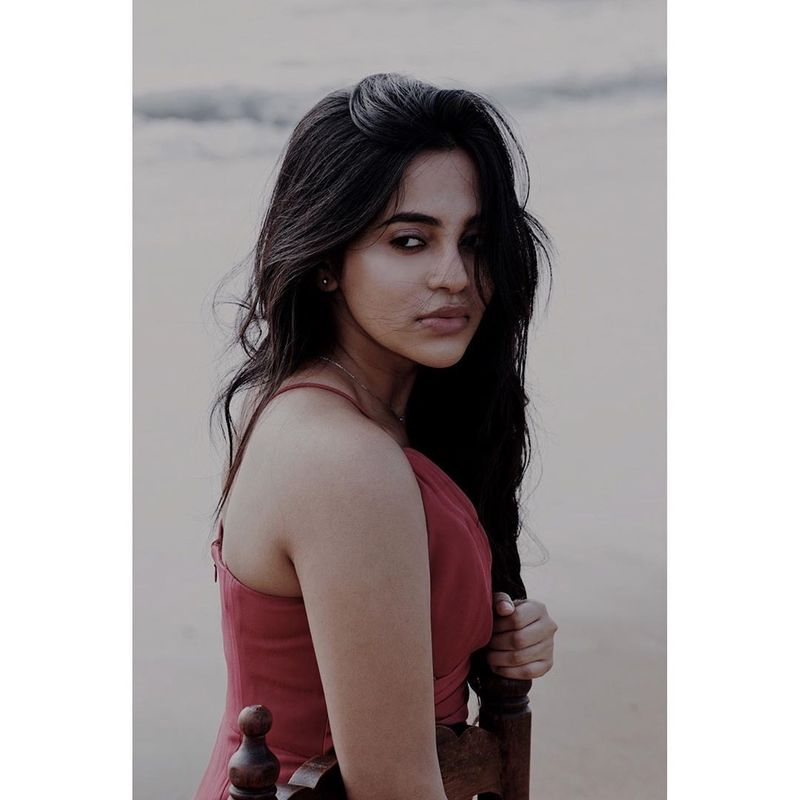 அப்படி சமீபத்தில் கடற்கரையில் ஹாட் போட்டோ ஷூட் ஒன்றை நடத்தியுள்ள பவானி ஸ்ரீ அந்த போட்டோக்களை சோசியல் மீடியாவில் பகிர்ந்து கிளுகிளுப்பு கூட்டியுள்ளார். 
