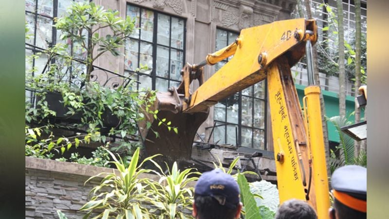 ग्राउंड फ्लोर में अवैध तरीके से किचन का निर्माण किया गया। इसके अलावा पैंट्री, टॉयलेट, केबिन, पूजा रूम सहित और भी कई निर्माण को गैरकानूनी तरीके से किया गया है।