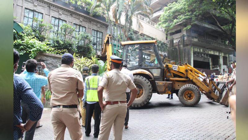 बता दें कि कंगना को प्रोटेक्ट करने के लिए 11 केंद्र सरकार द्वारा मुहैया कराई गई सिक्युरिटी टीम उनके साथ है। 