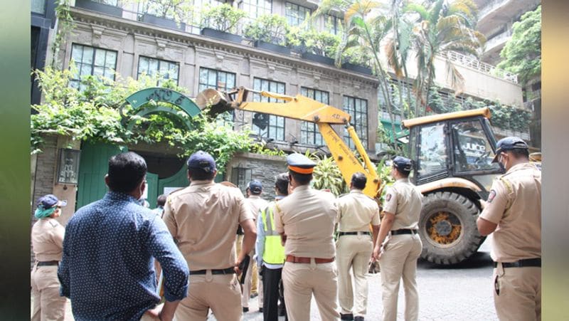 बता दें कि मुंबई न आने की धमकी के बीच कंगना ने नौ सितंबर को मुंबई आने का बीते दिनों ऐलान किया था और वह अपने वादे के मुताबिक बुधवार मुंबई पहुंचेगी और वे पहुंच गईं।