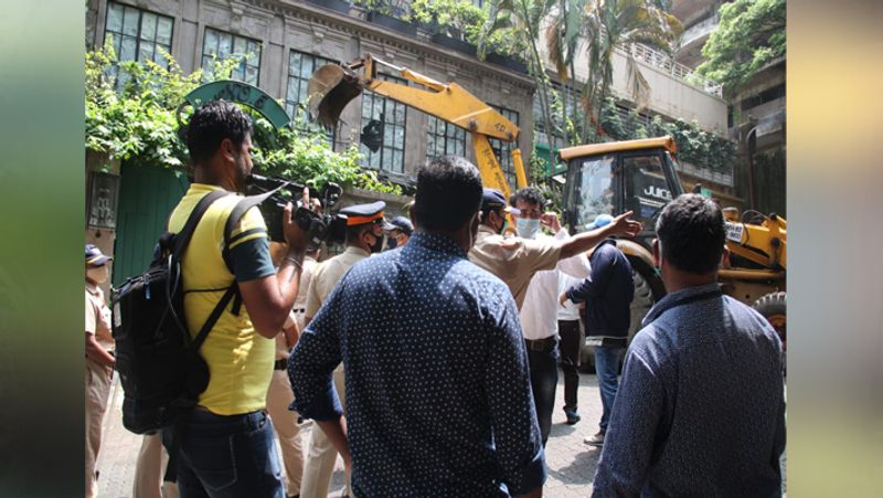 कंगना के ऑफिस के बाहर मीडिया और भारी पुलिस बल।