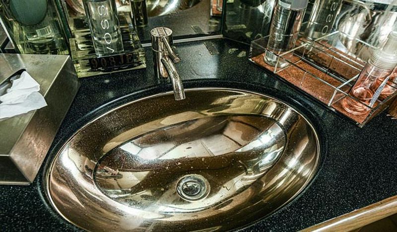 इस प्लेन में एक बड़ा किचन भी था। जहाँ फाइव स्टार के कुक्स गेस्ट के लिए खाना बनाते थे।

