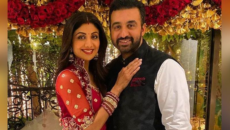 राज कुंद्रा ने शिल्पा के परफ्यूम ब्रांड को प्रमोट करने में मदद की। शिल्पा को राज का फ्रेंडली नेचर बहुत पसंद आया और वो उन्हें दिल ही दिल में चाहने लगीं। धीरे-धीरे दोनों ने डेटिंग शुरू कर दी। 