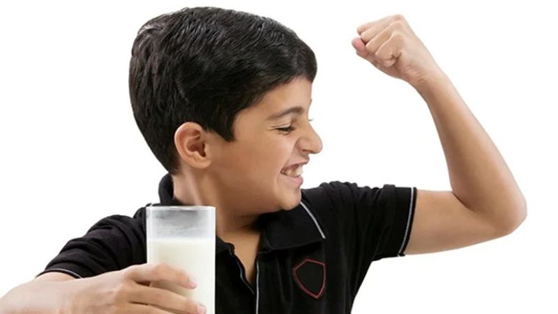 9 साल से ज्यादा
9 साल से बड़े बच्चों को रोजाना करीब तीन से चार कप दूध या दूध से बने हुए उत्पाद जैसे- दही, पनीर आदि देना चाहिए। इस उम्र के बच्चों को करीब 3000 कैलरी की जरूरत होती है। 