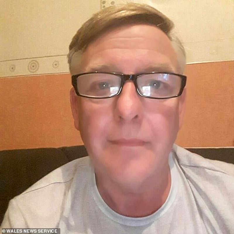 teacher sent nude selfies to school students mother