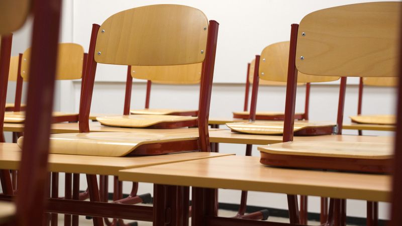 teacher sent nude selfies to school students mother