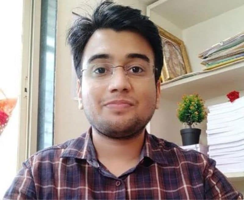 मंदार न तो हमेशा से एक ब्रिलिएंट स्टूडेंट थे, न ही उन्होंने यूपीएससी के लिए कोई कोचिंग ली और इस सब के बावजूद न उन्हें परीक्षा पास करने में कई अटेम्प्ट्स देने पड़े। मंदार ने अपने पहले ही प्रयास में 22वीं रैंक के साथ यूपीएससी परीक्षा पास की है। एक साक्षात्कार में बात करते हुए मंदार कहते हैं कि सबसे पहले तो यूपीएससी परीक्षा को लेकर जो मिथ्स हैं उनसे बाहर निकलिए। जैसे आपका एजुकेशनल बैकग्राउंड अच्छा रहा है तो ही आप सफल होंगे, आप अगर साइंस स्ट्रीम के हैं तो ही सफलता के चांसेस ज्यादा हैं और भी न जाने क्या–क्या? मंदार कहते हैं ऐसा कुछ नहीं है।
