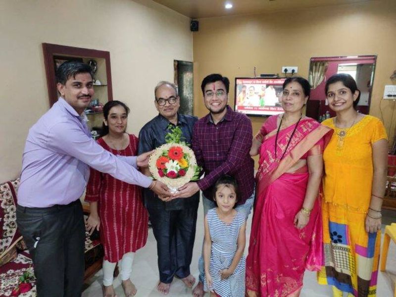 यूपीएससी में यह सब मैटर नहीं करता बल्कि यह मैटर करता है कि आपके अंदर मेहनत करने का जज्बा है या नहीं, आप अपने गोल को लेकर कितने डेडिकेटेड हैं। अगर आप में ये सब क्वालिटीज हैं तो फिर कोई आपको सफल होने से नहीं रोक सकता। पढ़िए मंदार की स्ट्रेटजी।
