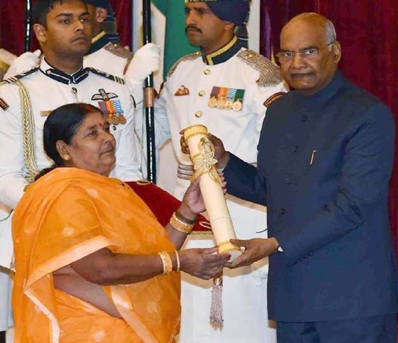 किसान चाची की बेटी प्रीति भी स्नातक करने के बाद खेती में उनका हाथ बंटा रही है। मां-बेटी दुधारू पशु रखकर दूध का व्यवसाय भी कर रही हैं। 2019 में पूरे बिहार में कृषि के क्षेत्र में उल्लेखनीय योगदान देने की वजह से राष्ट्रपति राम नाथ कोविन्द ने पद्मश्री से किसान चाची को सम्मानित किया था।
(फाइल फोटो)