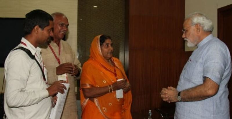 सितंबर, 2013 में वे अहमदाबाद के शिल्प, लघु उद्योग मेले में अपने उत्पाद के साथ पहुंचीं तो गुजरात के तत्कालीन सीएम नरेंद्र मोदी भी उनसे मिले और उनकी प्रशंसा की। उनका वीडियो गुजरात सरकार ने अपनी वेबसाइट पर भी डाला था। बाद में पीएम बनने पर भी उनकी तारीफ की थी।
(फाइल फोटो)