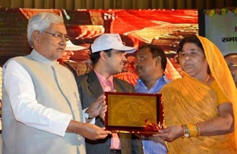 मुख्यमंत्री के भरोसेमंद आईएएस अफसरों में आनंद किशोर (IAS Anand Kishor) भी शामिल हैं। जल निकासी सिस्टम में जब सुधार की जरूरत महसूस हुई नीतीश ने उन्हें शहरी विकास विभाग में भेजा। दरअसल, पटना में बाढ़ की वजह से नीतीश को काफी मुश्किलों का सामना करना पड़ा था। नीतीश के पास भरोसेमंद अफसरों की लिस्ट बहुत लंबी हैं। 