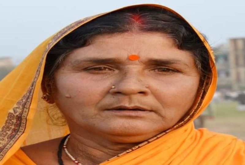 राजकुमारी देवी का जन्म एक शिक्षक के घर में हुआ था। मैट्रिक पास करने के बाद ही 1974 में उनकी शादी एक किसान परिवार में सरैया प्रखंड के अनंतपुर के अवधेश कुमार चौधरी से हो गई।