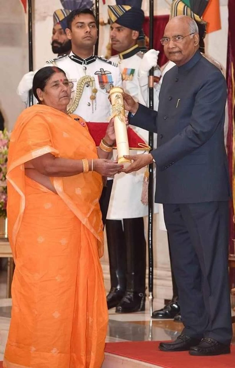 राजकुमारी देवी साइकिल से घूम-घूमकर अचार बेचने लगीं तो गांव वालों ने उन्हें अपने समाज से बहिष्कृत कर दिया। लेकिन, वह हार न मानी और दूसरे गांवों की महिलाओं को भी खेती सिखाई। इससे उन्हें सम्मान और प्रसिद्धि मिलने लगी। उनके काम की सराहना देशभर में होने लगी।
(फाइल फोटो)