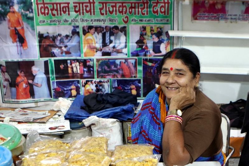राजकुमारी देवी बताती हैं कि 9 साल तक संतान नहीं हुई तो ससुराल में ताने सहे। 1983 में बेटी पैदा हुई, तब भी ताने ही मिले। 1990 में पति के चार भाइयों में बंटवारा हुआ और उनके हिस्से मात्र ढाई बीघा जमीन आई। 