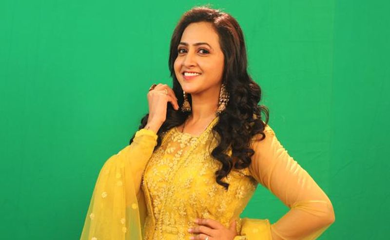కడప జిల్లాకి చెందిన ప్రముఖ సినీ యాంకర్ లాస్య సినీ, టీవీ షో లతో పాపులర్ అయ్యింది. లాస్యది వైఎస్ఆర్ జిల్లా, వీరబల్లి మండలం గడికోట గ్రామం స్వస్థలం.