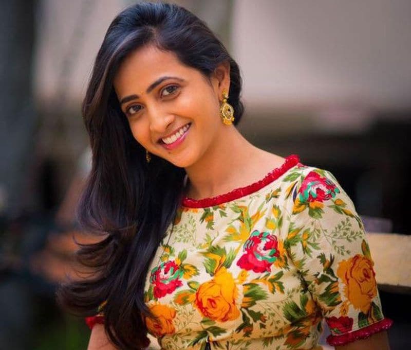 లాస్య తండ్రి పేరు వీరబల్లి నరసింహారెడ్డి. జెమిని టీవీలో అంకితం లైవ్ షో ద్వారా కెరీర్ను ప్రారంభించిన లాస్య.. ఆ తరువాత మా టీవీ లో చేసిన సమ్థింగ్ స్పెషల్ అనే ప్రోగ్రాం ద్వారా మంచి పేరు సంపాదించుకుంది. 