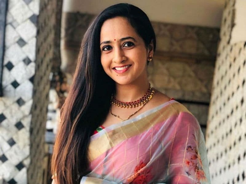 ఇప్పుడు అదే మాటీవీలో ప్రసారమవుతున్న బిగ్ బాస్ షోకి వెళ్లడం నిజంగా విశేషమనే చెప్పుకోవాలి. ఈటీవీ లో ప్రారంభమైన ఢీ షో లాస్య కు మరో మెట్టు పైకి ఎక్కించింది. 