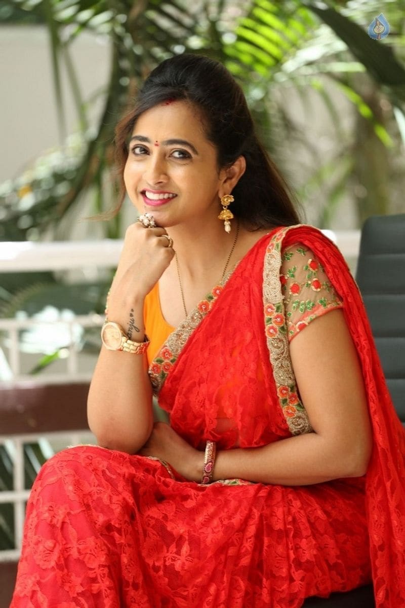 కాగా లాస్య తన జీవితంలో రెండుసార్లు పెళ్లి చేసుకుంది. తాను ప్రేమించిన మంజునాథ్తో 2010లో రిజిస్టర్ మ్యారేజ్ చేసుకుంది. తర్వాత పెద్దలను ఒప్పించి 2017లో మరోసారి అందరి సమక్షంలో భర్తతో ఏడడుగులు నడిచింది. పెళ్లి చేసుకున్నాక బుల్లితెరకు దూరమైన లాస్య చాలా సంవత్సరాలకు మళ్లీ ఎంటర్టైన్ చేసేందుకు సిద్ధమైంది. 