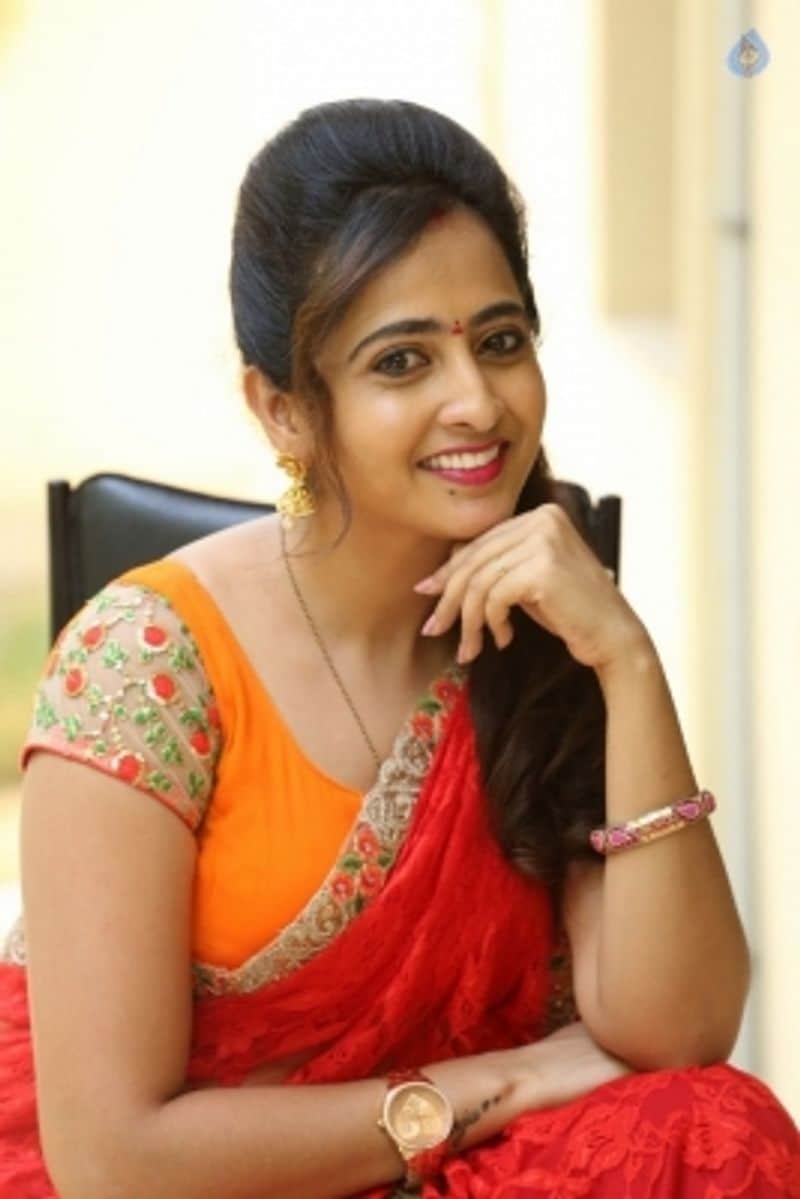 ఇంజనీరింగ్ అయ్యాక ఏదైనా సాధించాలని కలలు గనేది లాస్య. అలా అనుకోకుండా బుల్లితెరపై యాంకర్గా ఎంట్రీ ఇచ్చి తక్కువ కాలంలోనే పక్కింటి అమ్మాయిగా స్థిరపడిపోయింది. పెళ్లి చేసుకున్నాక టీవీకి దూరమైన లాస్య చాలా సంవత్సరాలకు మళ్లీ ఎంటర్టైన్ చేసేందుకు సిద్ధమైంది. 