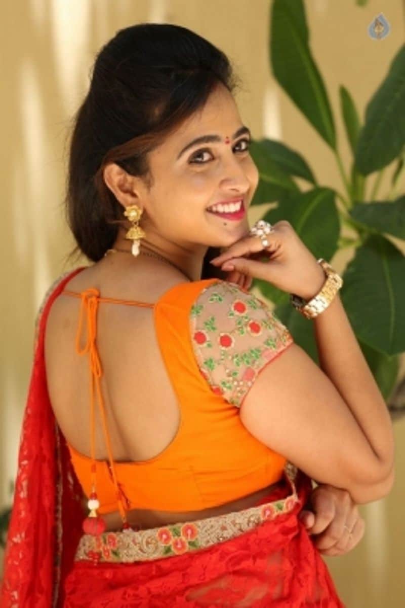 కానీ మళ్లీ చీమ ఏనుగు జోక్స్ చెప్తూ అందరినీ భయపెట్టిస్తోంది. తానేంటో చూపించడానికి బిగ్బాస్ హౌస్కు వచ్చానంటోంది. ఇలాగే చలాకీగా ఉంటూ కంటెస్టెంట్లను తనవైపు తిప్పుకుని బిగ్బాస్లో ఎలా ప్రయాణం సాగిస్తుందో చూడాలంటున్నారు ఆమె ఫ్యాన్స్.