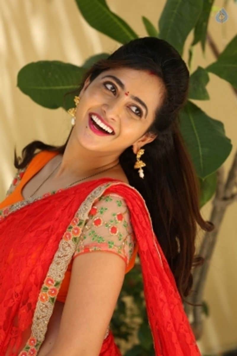 గత మూడు సీజన్లతో పోలిస్తే ఈసారి ‘బిగ్ బాస్’కు అంత హైప్ కనిపించట్లేదనే సంగతి తెలిసిందే. కరోనా విపత్తుతో సహా ఇందుకు కారణాలు అనేకం. వాస్తవానికి గత ఏడాది నాగ్ హోస్టింగ్ స్కిల్స్ విషయంలో డివైడ్ రెస్పాన్స్ వచ్చింది. 